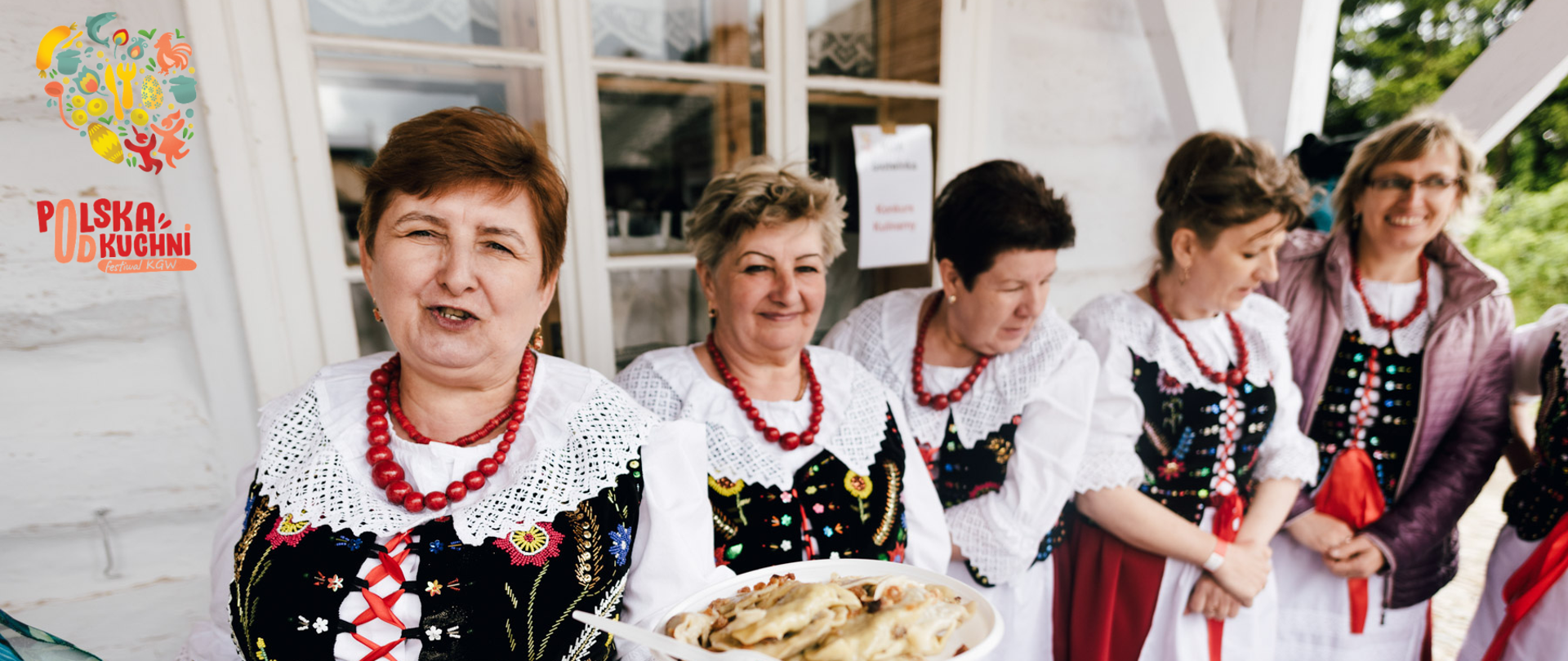Festiwal „Polska Od Kuchni”. Kobiety w strojach ludowych prezentują wykonane potrawy regionalne