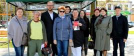 Członkowie Klubu Senior+ pozujący do zdjęcia w czasie akcji Nakręć się na dęba