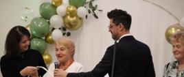 ZŁOTY JUBILEUSZ PAR MAŁŻEŃSKICH - Przekazanie pierogów wykonanych przez Nieformalną Grupę Żwawe Babki dla Pani Janiny Orzełowskiej