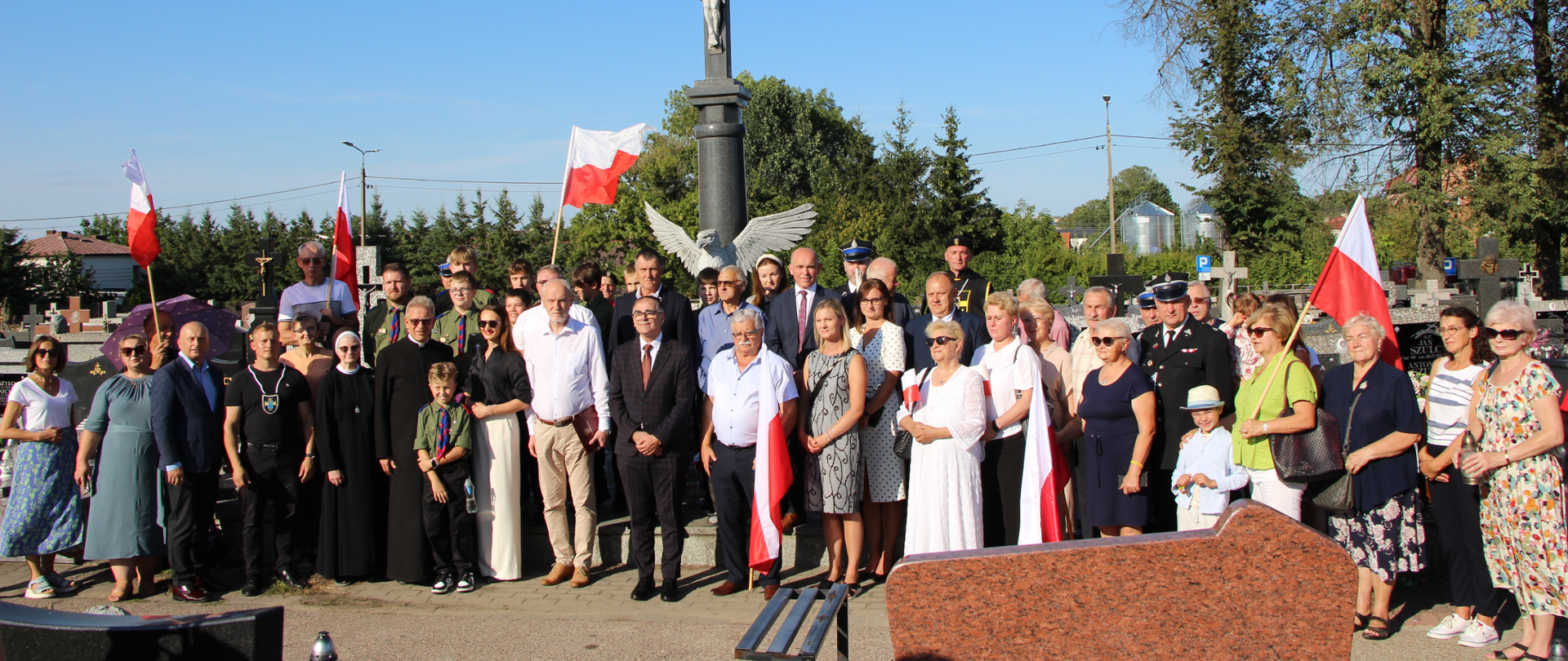 zdjęcie grupowe, na cmentarzu parafialnym w Zambrowie pod pomnikiem żołnierzy Armii Krajowej, znajdują się uczestnicy obchodów 80. rocznicy wybuchu powstania warszawskiego w tym samorządowcy, harcerze, ,strażacy, rycerze, mieszkańcy Zambrowa
