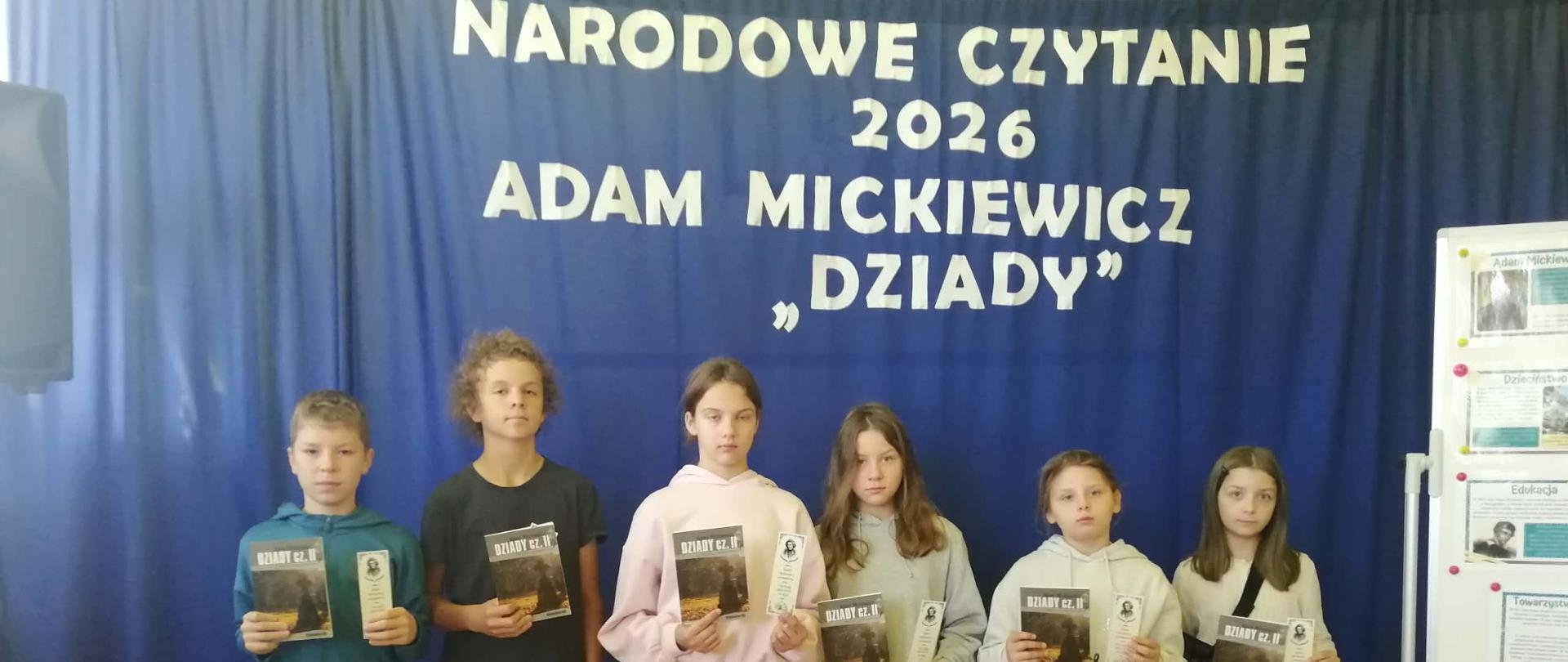 Uczniowie uczestniczący w Narodowym Czytaniu „Dziadów"