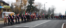 przemarsz przybyłych delegacji pod pomnik Powstania Styczniowego