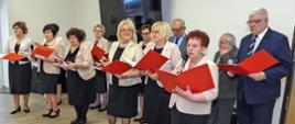 Na zdjęciu członkowie zespołu "Senior na czasie" podczas występu.