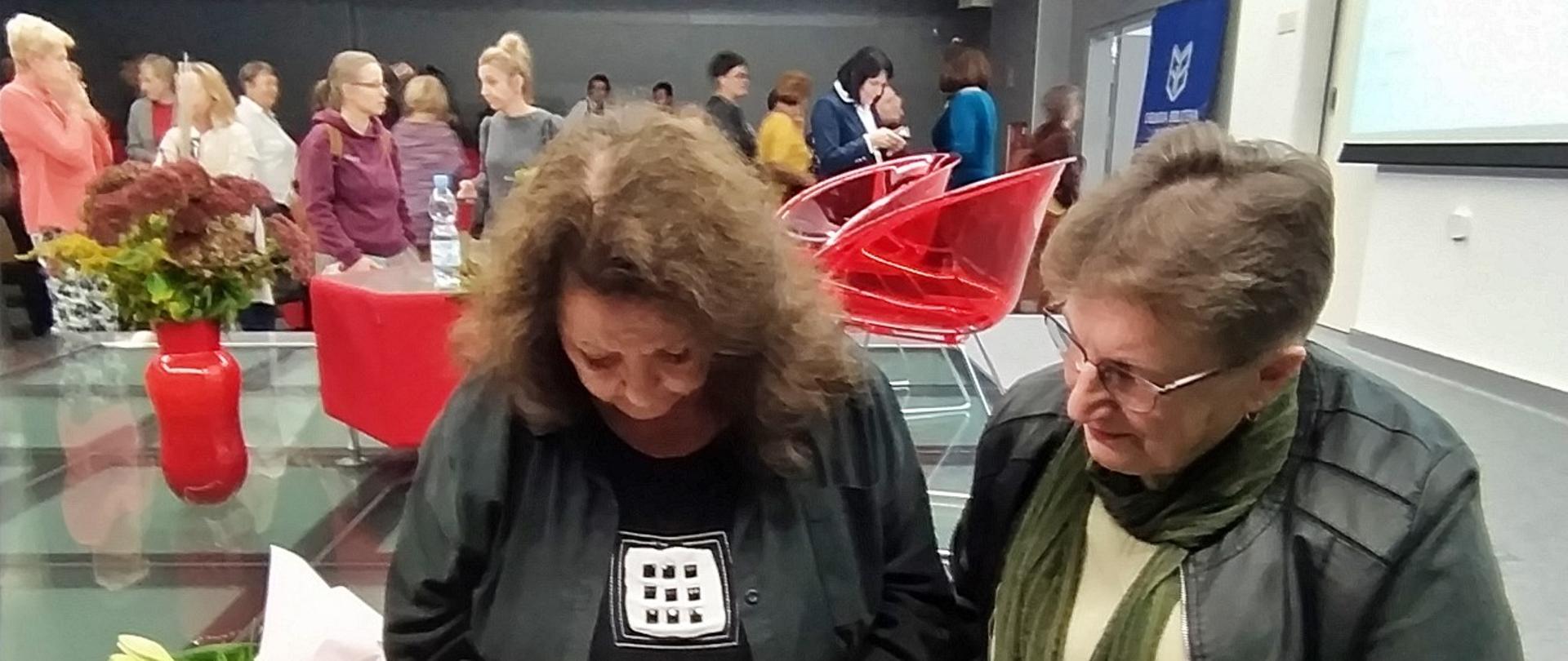 Seniorzy podczas spotkania z aktorką