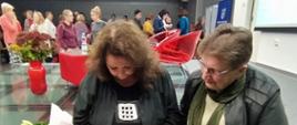 Seniorzy podczas spotkania z aktorką