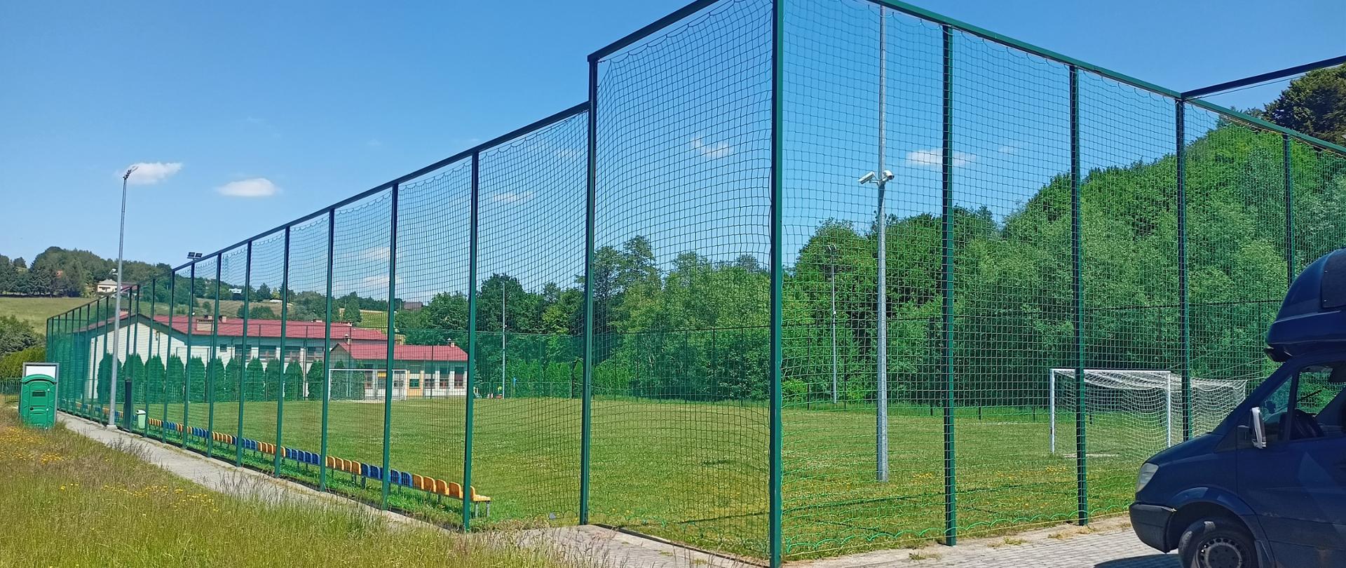 Nowa siatka na boisku obok Szkoły Podstawowej w Straszydlu