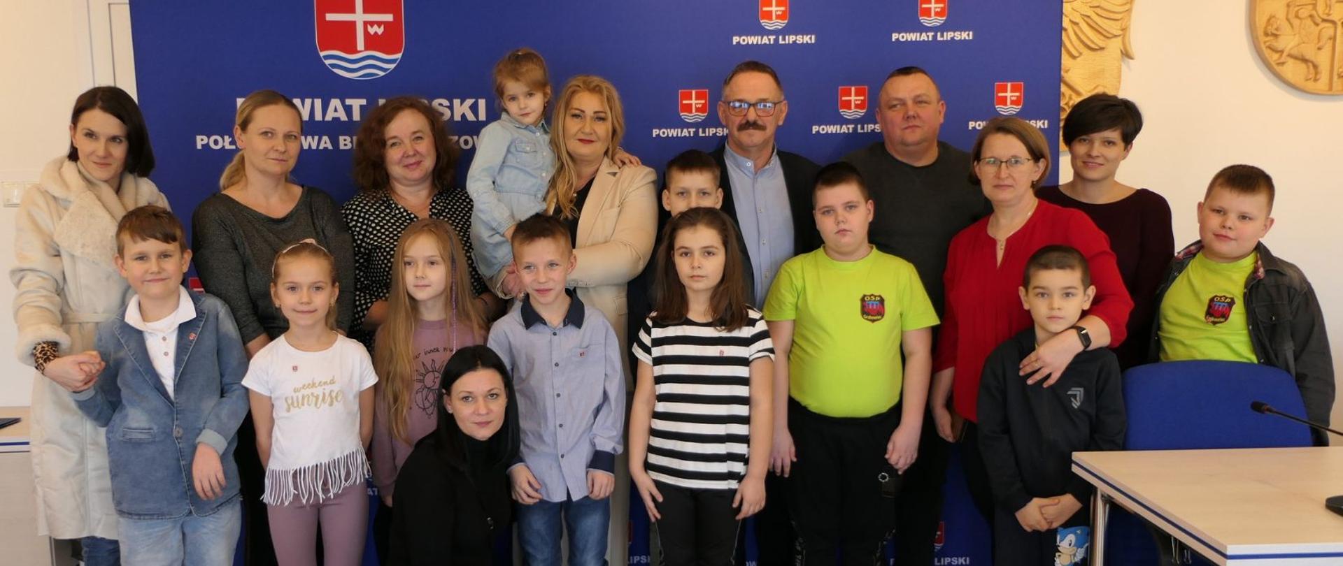 Uczestnicy konkursu wraz z rodzicami oraz Starostą i Wicestarostą Lipskim.