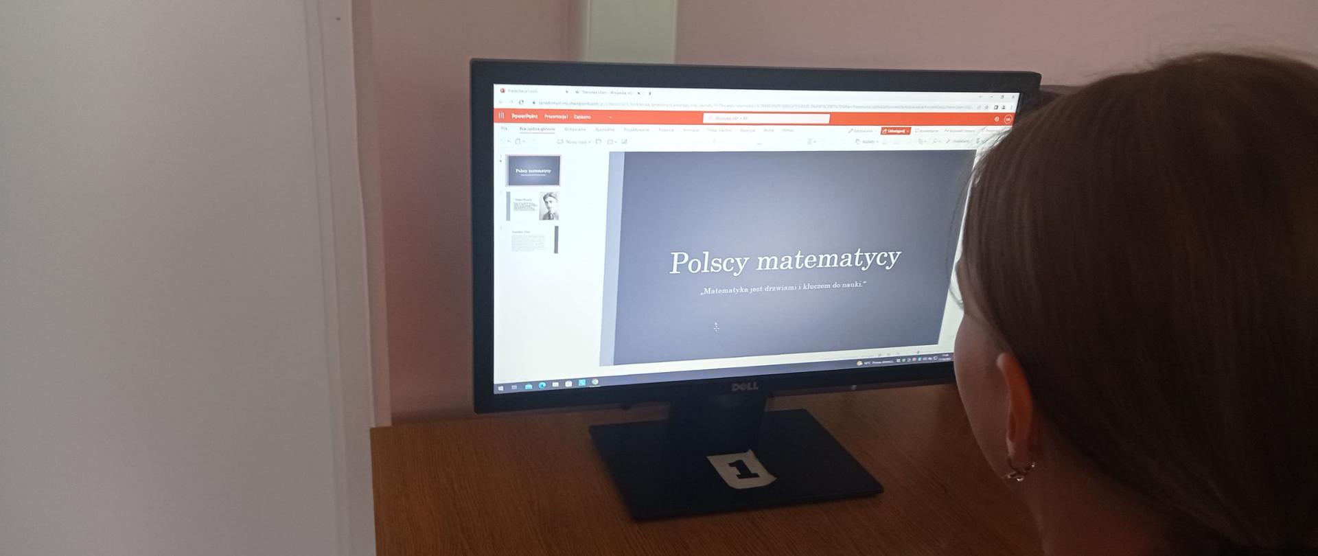 Uczniowie wykonują prezentacje multimedialne