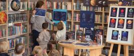 Bibliotekarka pomaga przedszkolakom odgadnąć gwiazdozbiory