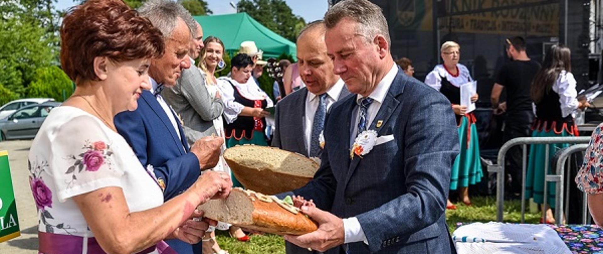 Dzielenie chlebem dożynkowym