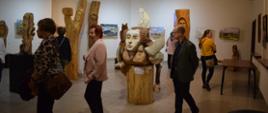 Uczestnicy Nocy Muzeum oglądają rzeźby i obrazy