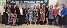 Dyrekcja, nauczycielki i pracownicy placówki przedszkola pozują do wspólnego zdjęcia