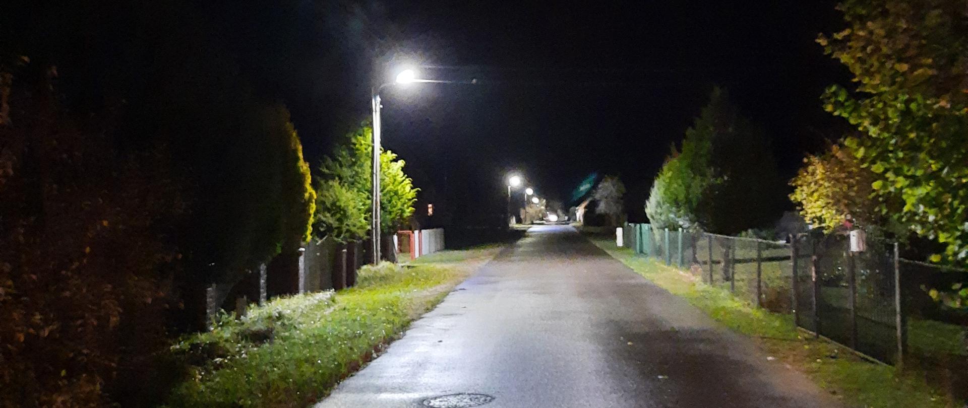 Droga we wsi Białebłoto-Kurza wraz ze zmodernizowanym oświetleniem ulicznym.
