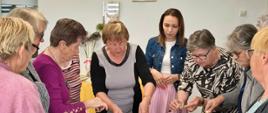 seniorzy pod okiem instruktora przygotowują pasty warzywne