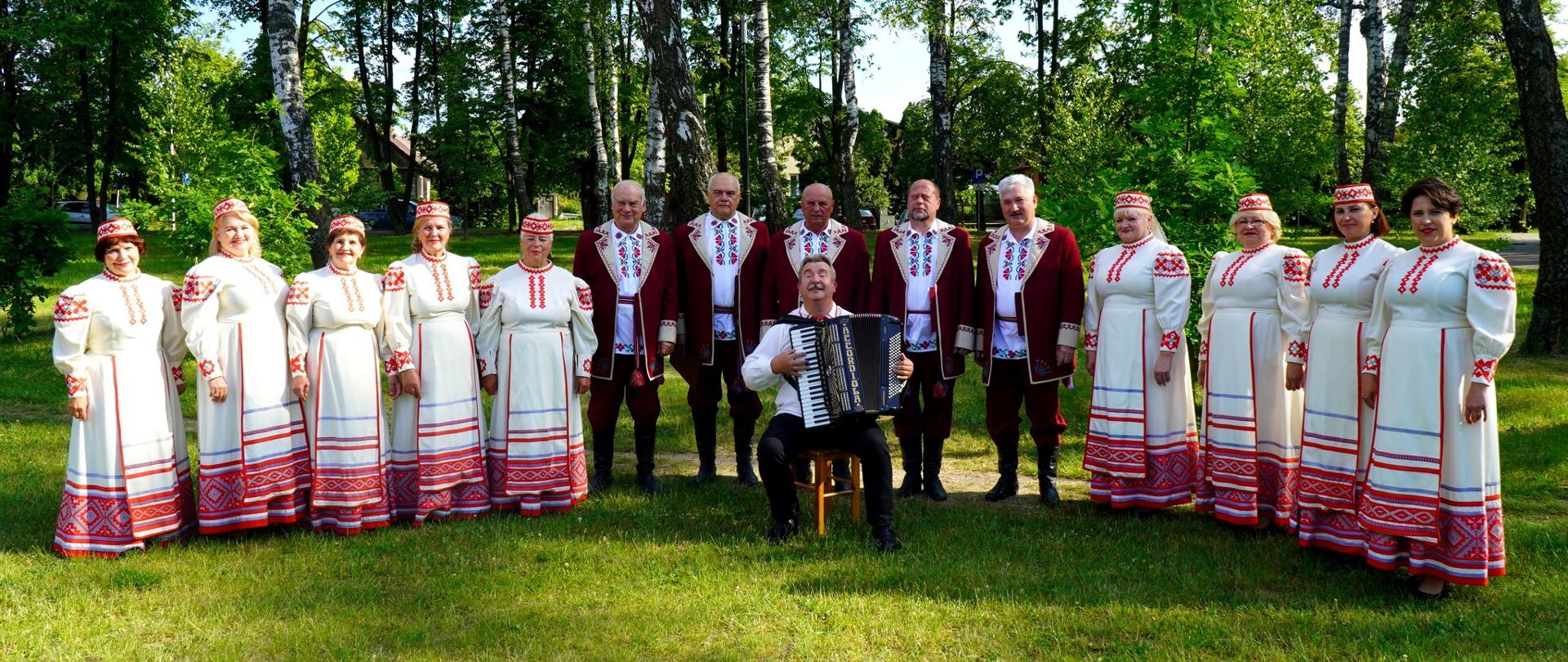 Zespół ludowy w strojach