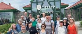 Uczestnicy wycieczki pozują przed budynkiem Uzdrowiska Gołdap