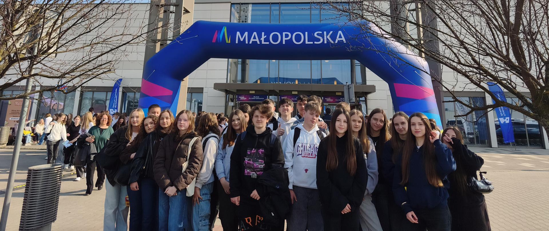 Uczniowie klasy 8a i 8b stoją przed budynkiem Międzynarodowego Centrum EXPO w Krakowie