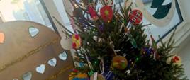 Ubrana choinka stoi na korytarzu