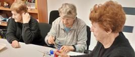 seniorzy wykonują dekoracje z masy solnej