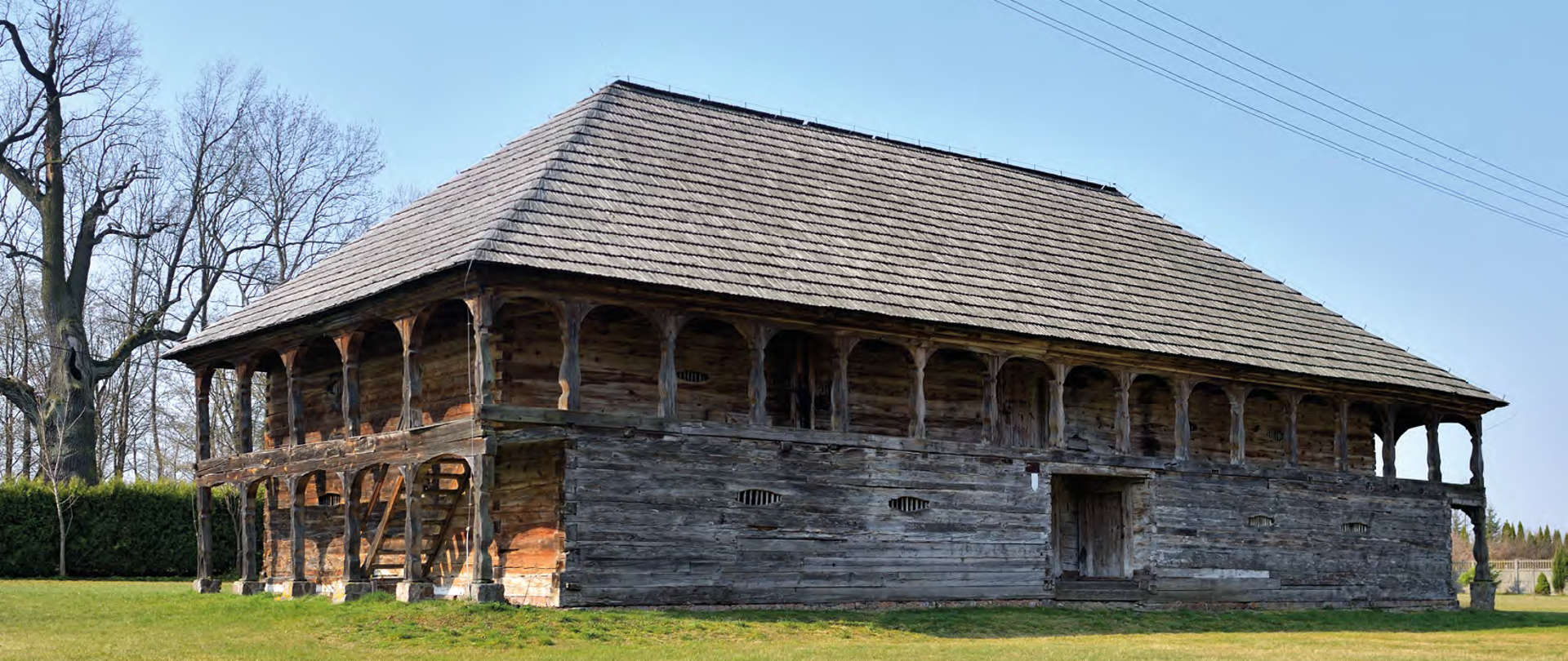 Zdjęcie przedstawia unikatowy, drewniany spichlerz z XVIII w. znajdujący się w Gminie Górzno. Drewniany, dwukondygnacyjny budynek w konstrukcji zrębowej wzniesiony jest na planie prostokąta. Posiada kopertowy dach kryty gontem.