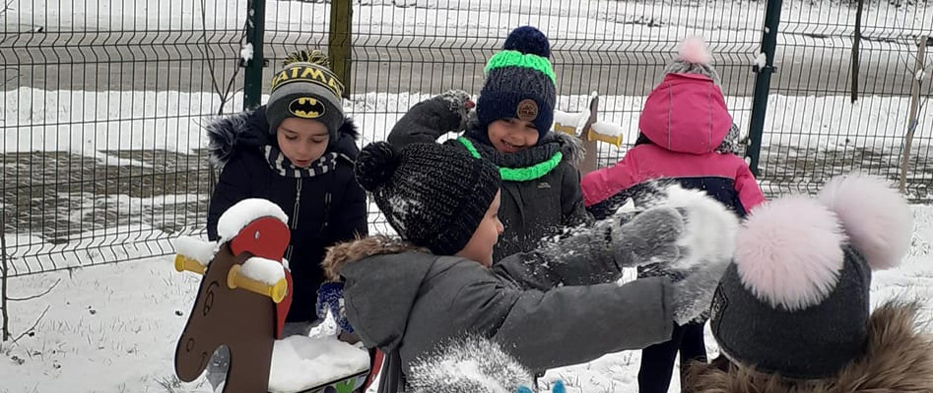 Pięciolatki z Gminnego Przedszkola w Wierzbicy podczas spontanicznych zabaw na śniegu