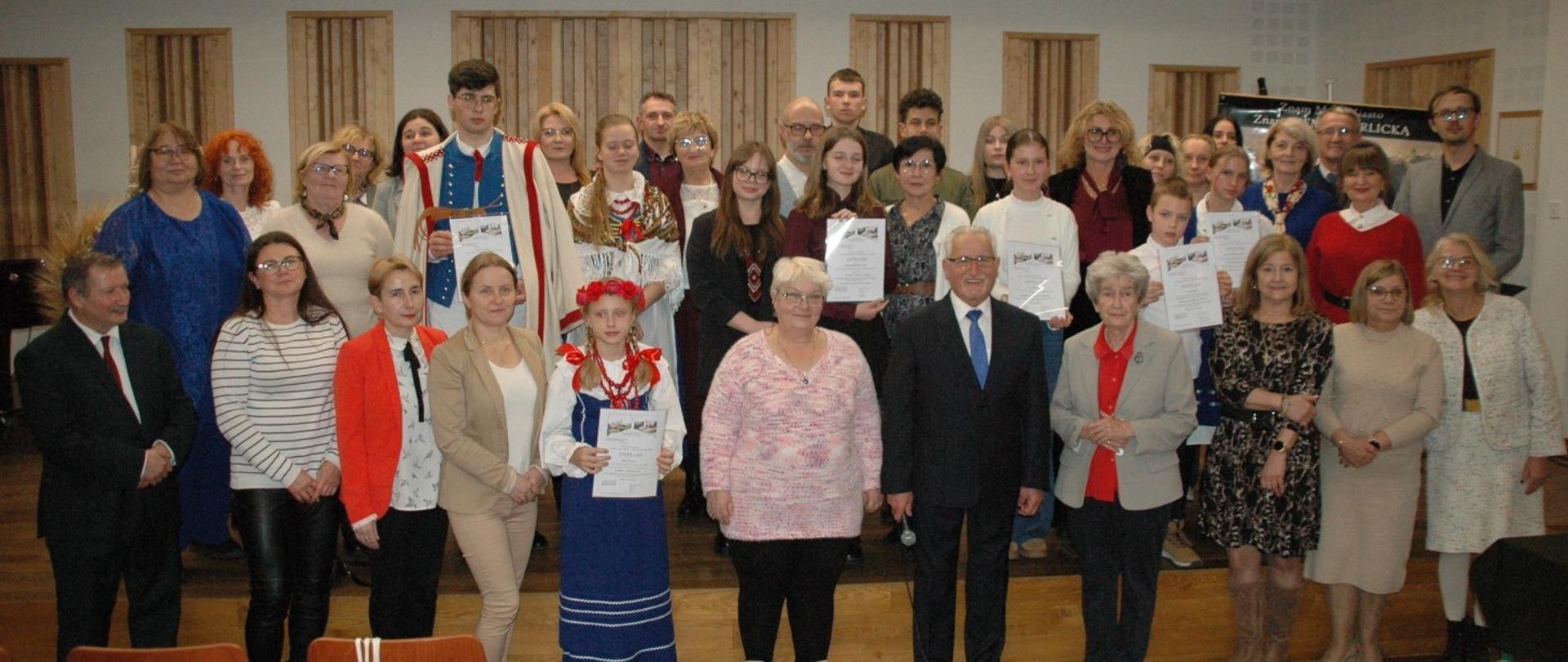 Zdjęcie zbiorowe: uczestnicy konkursu, Komisja Konkursowa, organizatorzy i goście