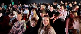uczniowie podczas oglądania spektaklu w teatrze Palladium