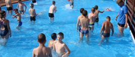 Uczestnicy zawodów w basenie biorą udział w konkurencjach sportowych - czas wolny na basenie
