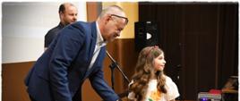 Moment wręczenia nagród uczestnikom konkursu