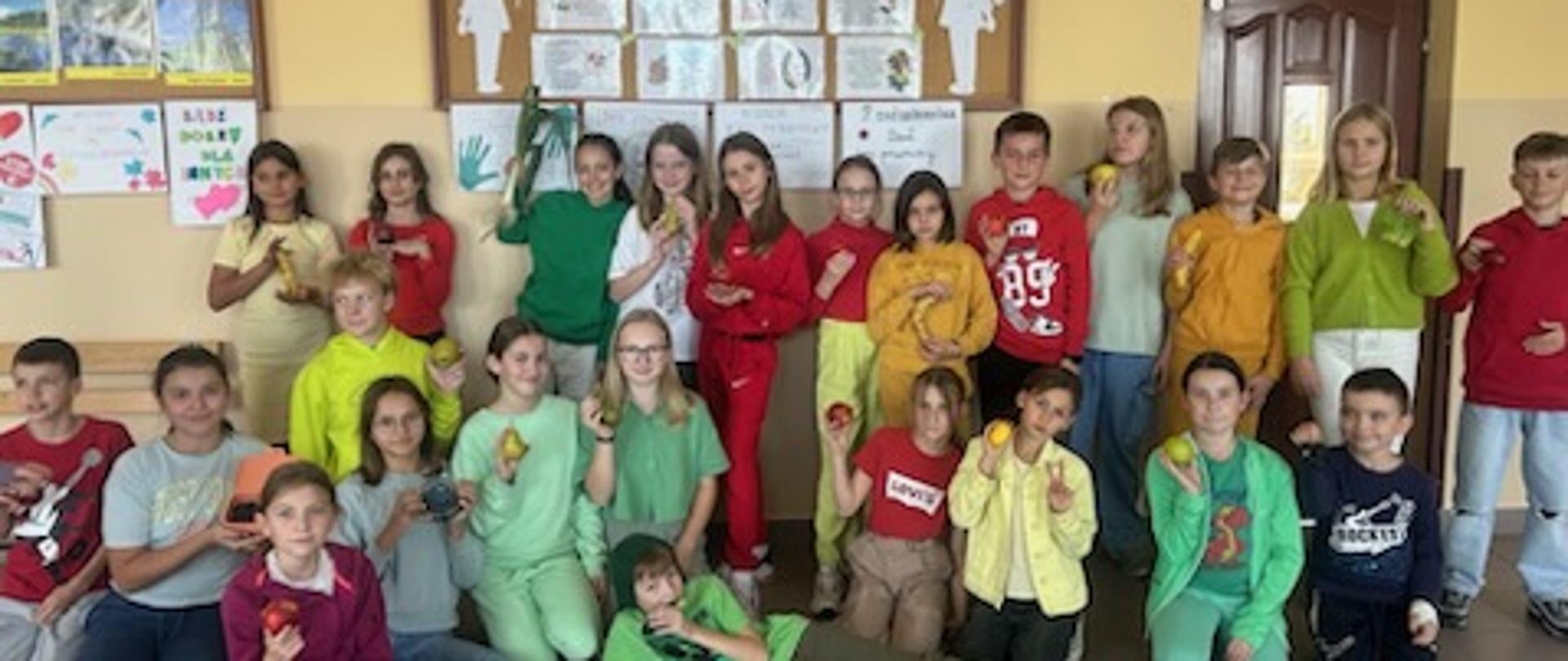Prace uczniów w ramach obchodów "Tygodnia owocowo - warzywnego"