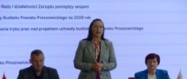 Przewodnicząca Rady Powiatu Proszowickiego otwiera obrady XXXII Sesji Rady, obok członkowie prezydium
