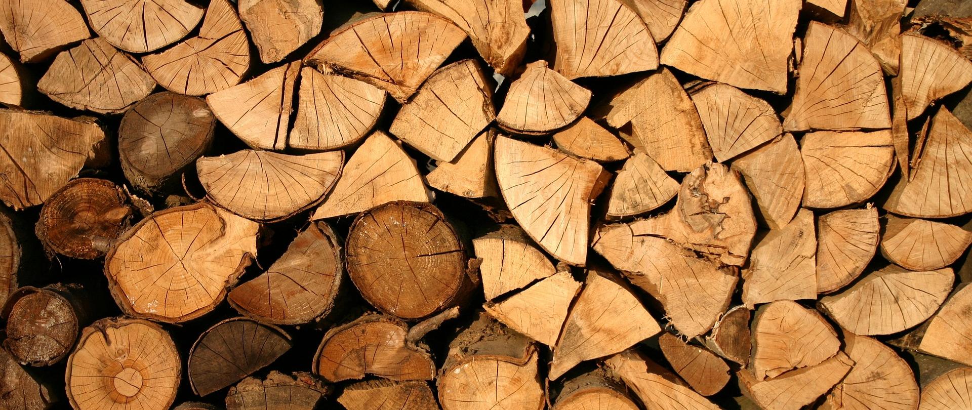 Stos wysuszonych bali drewna
