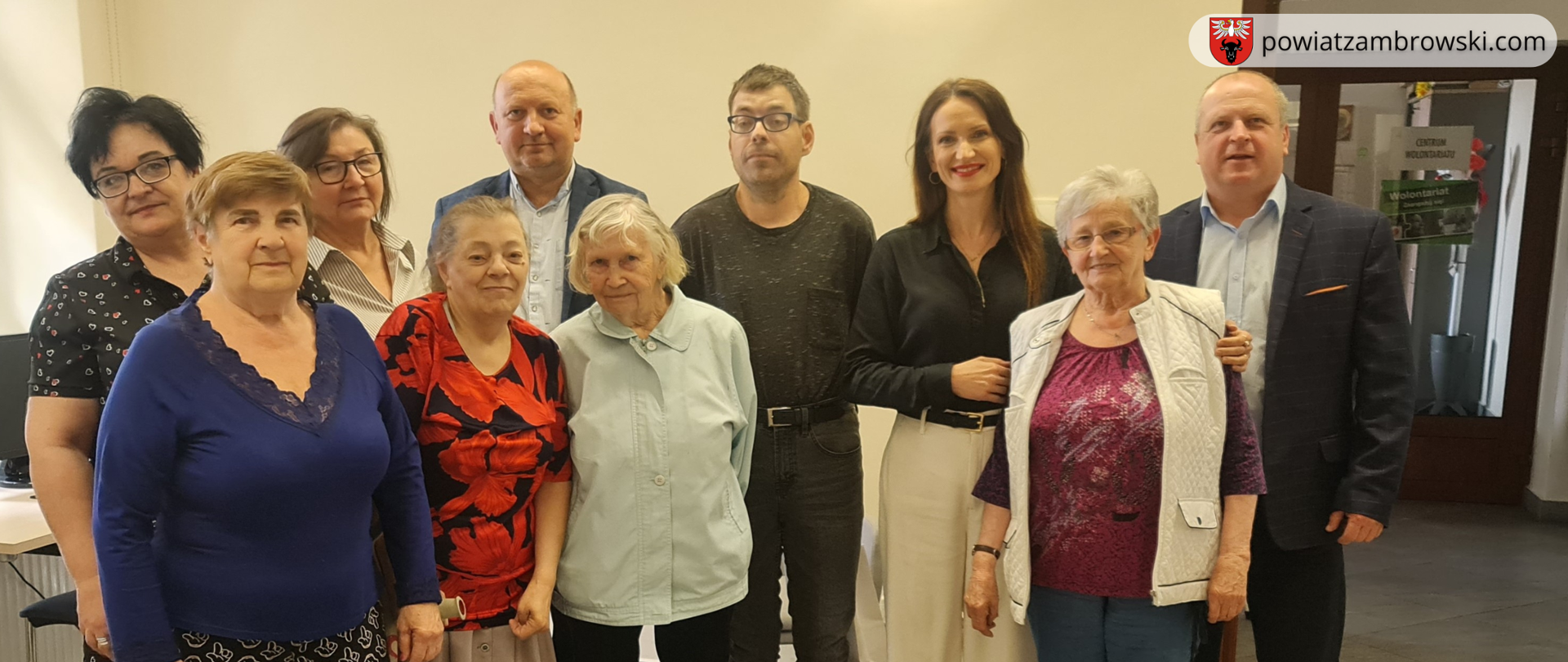 grupowe zdjęcie członków pracowni haftu „Igiełka” działającej w Filii Miejskiej Biblioteki Publicznej w Zambrowie ze Starosta Zambrowski, Wicestarostą i Kierownikiem PCPR-u w Zambrowie.