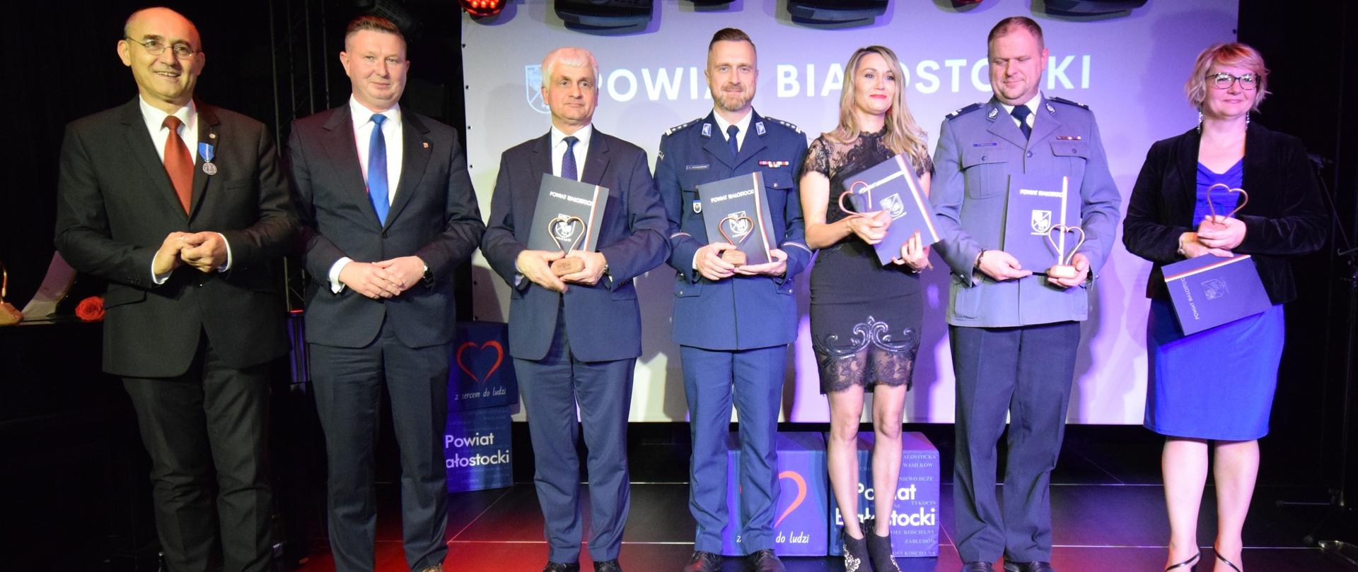 Starosta i wicestarosta z osobami uhonorowanymi statuetkami Przyjaciel Powiatu
