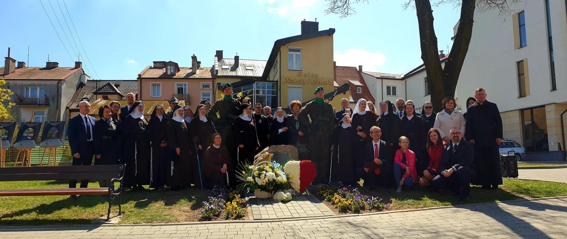 Zdjęcie przedstawia uczestników uroczystości otwarcia skweru Bł. Marii Teresy Kowalskiej w Przasnyszu.