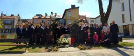 Zdjęcie przedstawia uczestników uroczystości otwarcia skweru Bł. Marii Teresy Kowalskiej w Przasnyszu.