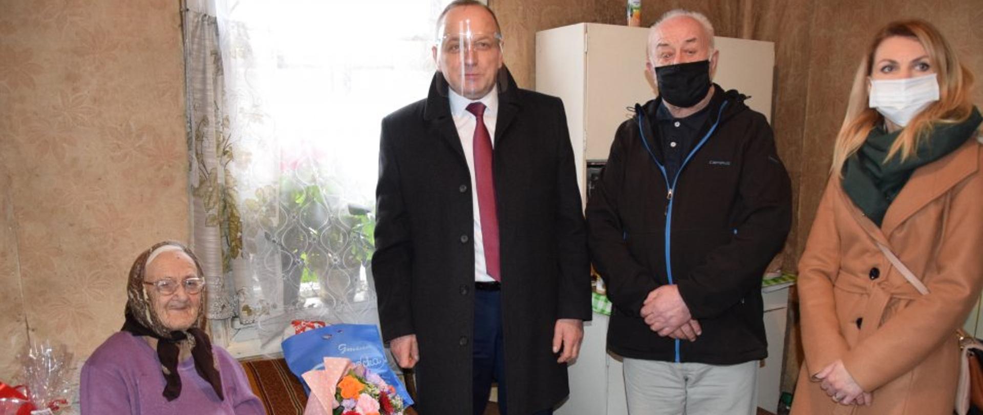 Wójt Wiesław Michalczuk z wizytą u jubilatki Pani Stanisławy Gawrysiuk