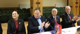Uczestnicy opłatka siedzą przy stole