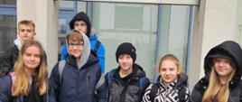 dzieci przed uniwersytetem w Kielcach