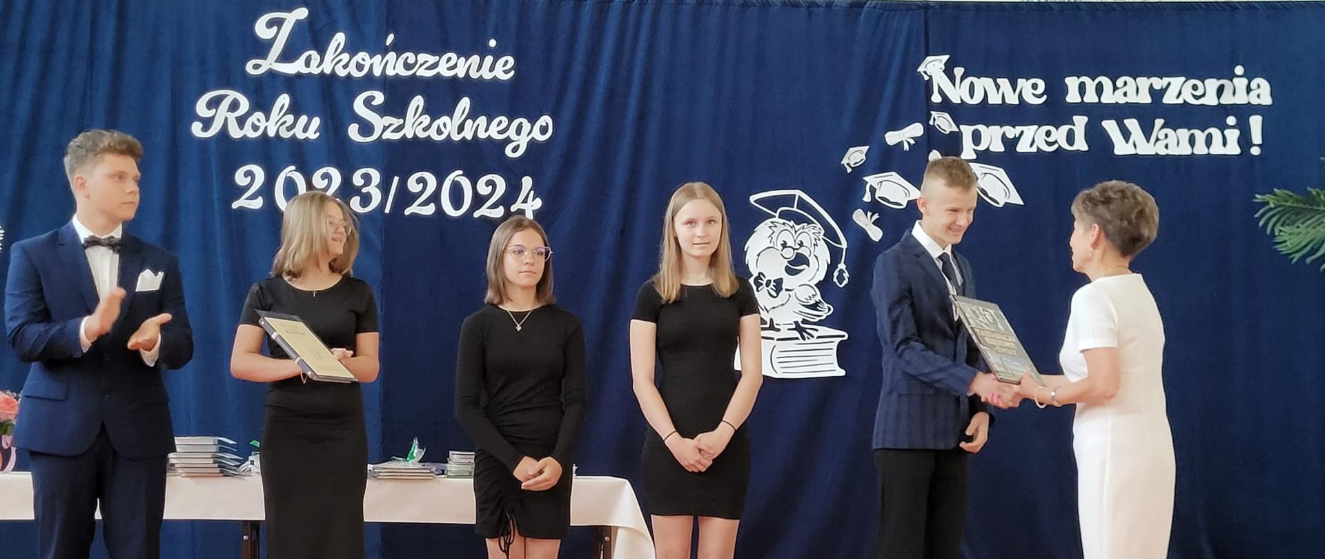 Dyrektor szkoły gratuluje uczniom klasy VIII