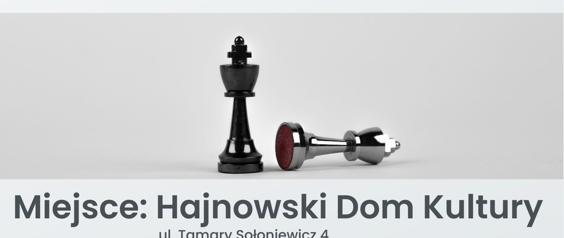 Plakat promujący wydarzenie - pod zdjęciem pionków szachowych umieszczono informacje o wydarzeniu. Zawarte w artykule.