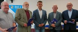 Przewodniczący Rady Powiatu w Kraśniku Jacek Dubiel (w środku) z nagrodzonymi działaczami Powiatowego Szkolnego Związku Sportowego w Kraśniku