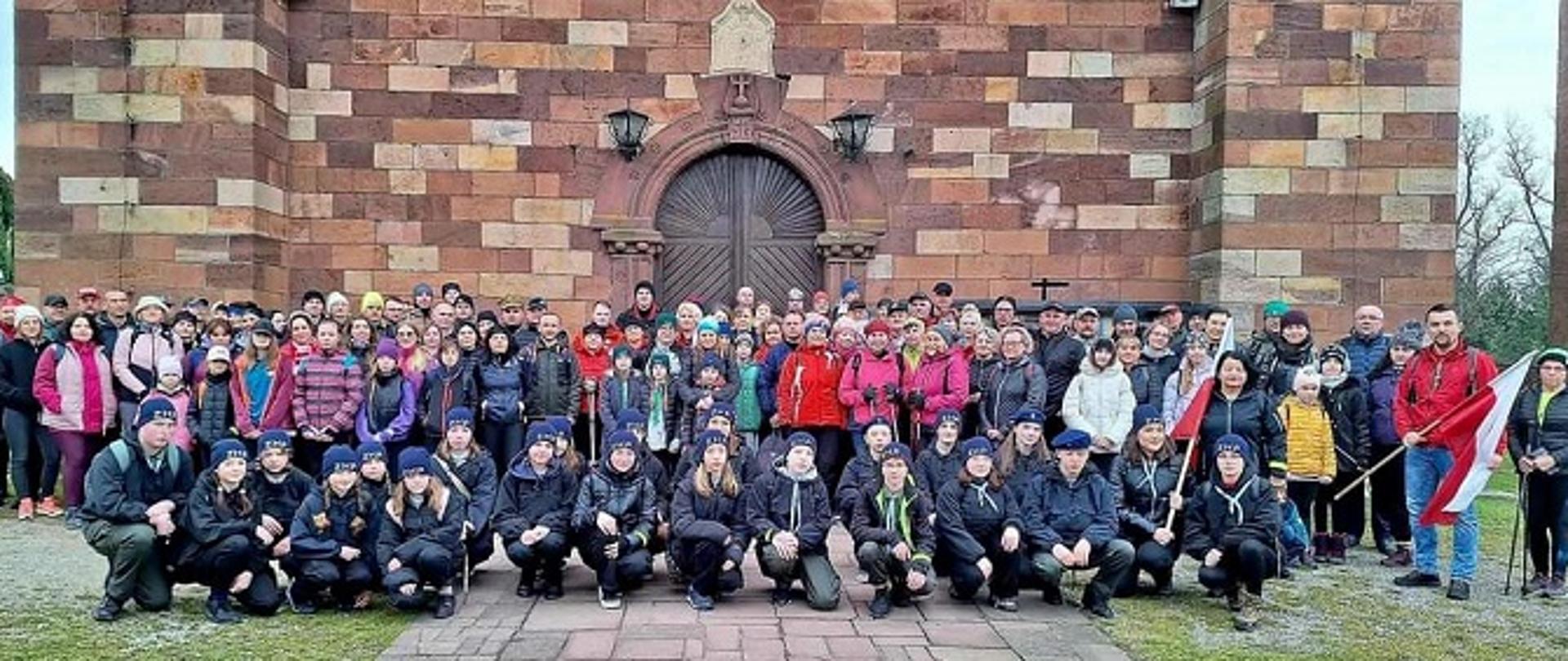Wyruszenie na trasę rajdu spod kościoła w Ćmińsku