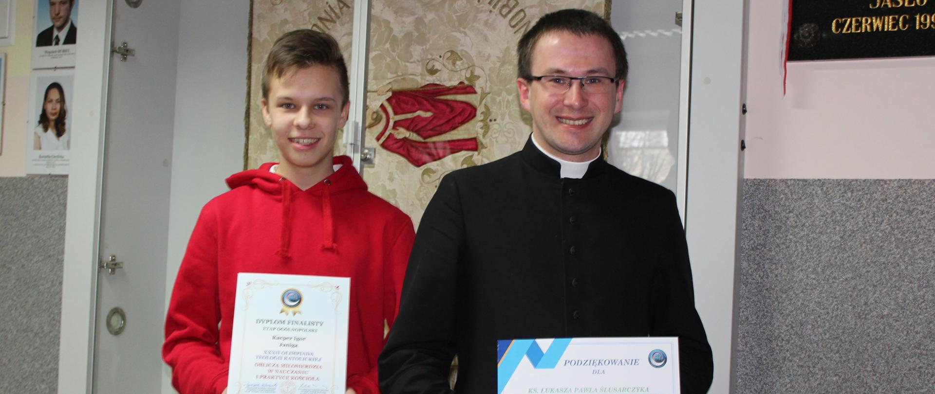 Kacper Janiga - finalista Olimpiady Teologii Katolickiej wraz z opiekunem ks. Łukaszem Ślusarczykiem