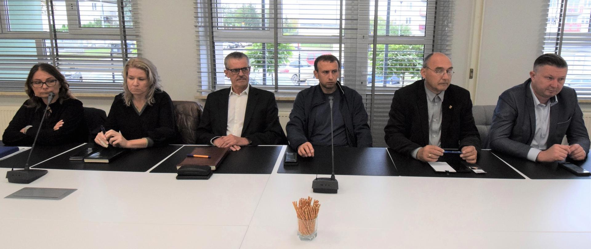 Spotkanie w sali konferencyjnej starostwa - ustalenia dot. przekazania terenu PKP i wykonawcy
