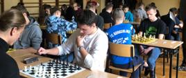 Na zdjęciu uczniowie w czasie rozgrywek szachowych.