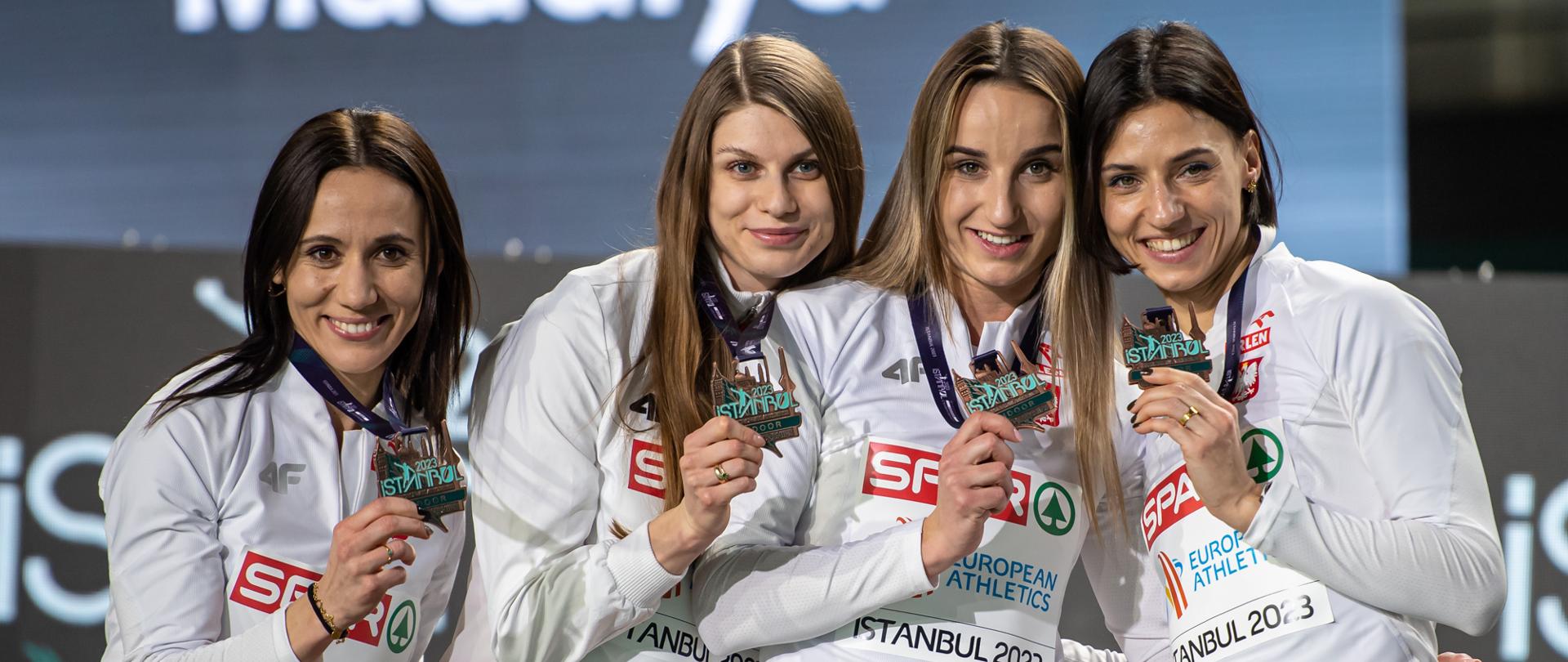 Polska sztafeta 4x400 m kobiet na 37. Halowych Mistrzostwach Europy w Stambule w składzie Anna Kiełbasińska, Marika Popowicz-Drapała, Alicja Wrona-Kutrzepa, Anna Pałys w biało - czerwonych strojach prezentująca zdobyte medale