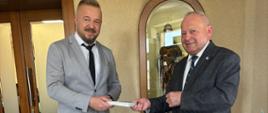 Mężczyzna przekazuje drugiemu plik biletów na mecz