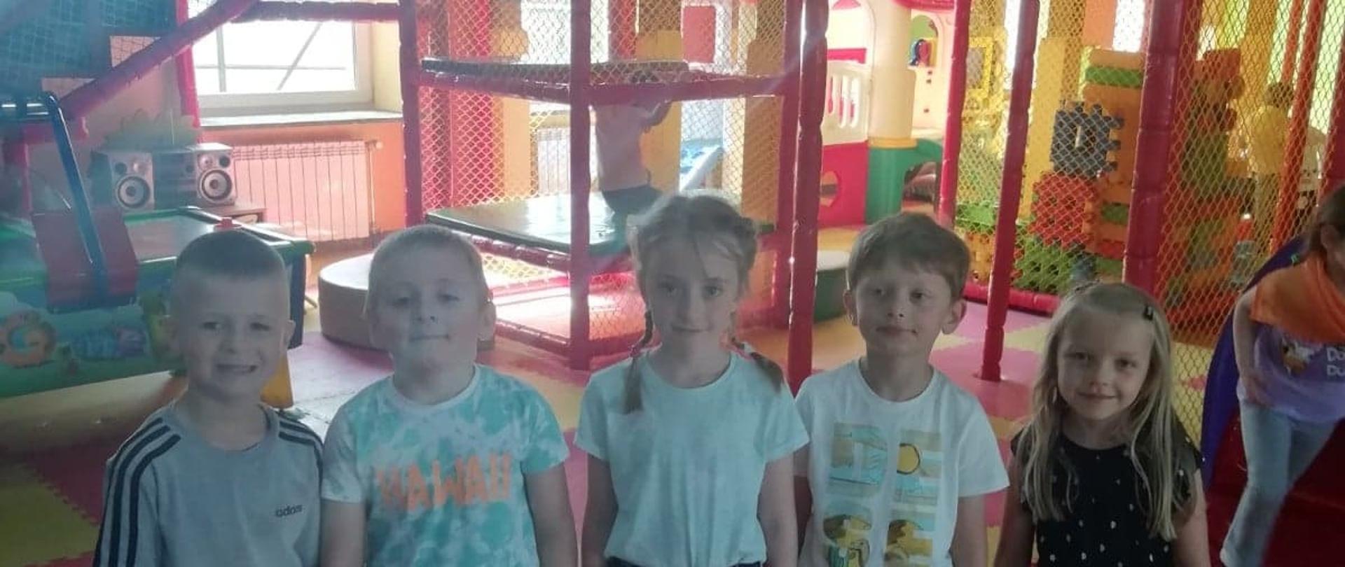 Zdjęcie przedstawia dzieci, które pozują do zdjęcia. 