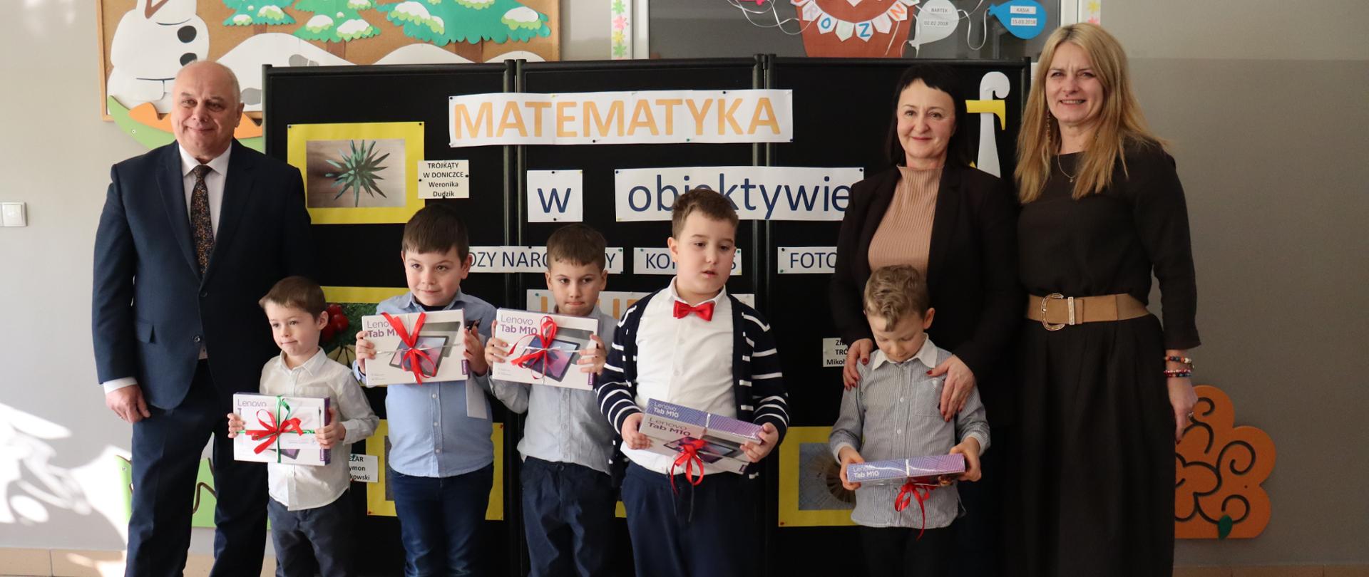 Przedszkolaki otrzymują nagrody 
